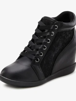 LASCANA Baskets<Baskets sneakers élégantes avec empiècement en dentelle tendance, idéales comme chaussures de mariée