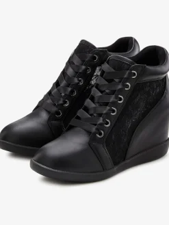 LASCANA Baskets<Baskets sneakers élégantes avec empiècement en dentelle tendance, idéales comme chaussures de mariée