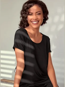 LASCANA Pyjamas<Haut de pyjama élégant t-shirt à manches courtes orné de détails en dentelle