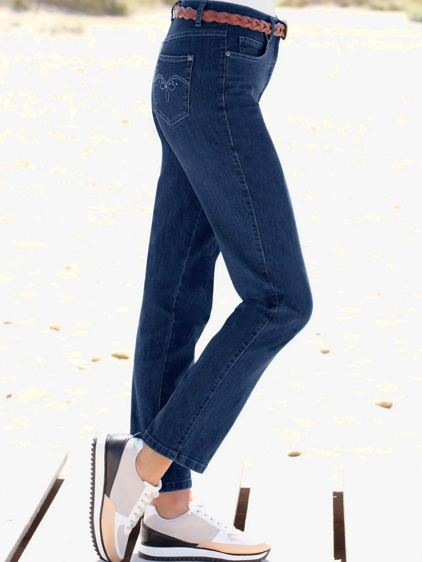 Pantalons<Jean broderie décorative sur les poches arrières