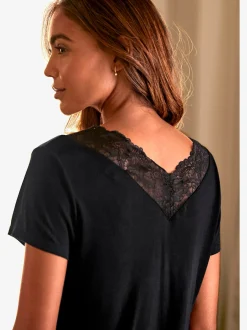 LASCANA Pyjamas<Pyjama séduisant avec empiècement en dentelle