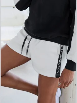 French Connection Shorts Et Bermudas|Pantalons<Short en matière sweat short molletonné confortable avec poches latérales fendues pratiques