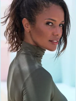 LASCANA T-Shirts<T-shirt à col montant fronces délicates au col roulé