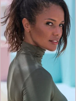 LASCANA T-Shirts<T-shirt à col montant fronces délicates au col roulé