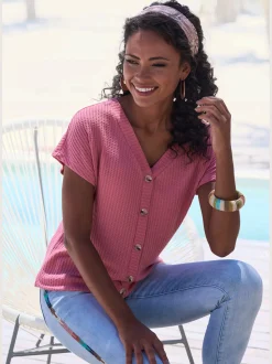 LASCANA T-Shirts<T-shirt à manches courtes patte de boutonnage fantaisie tendance et boutons imitation corne