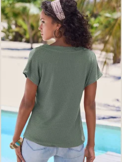 LASCANA T-Shirts<T-shirt à manches courtes patte de boutonnage fantaisie tendance et boutons imitation corne