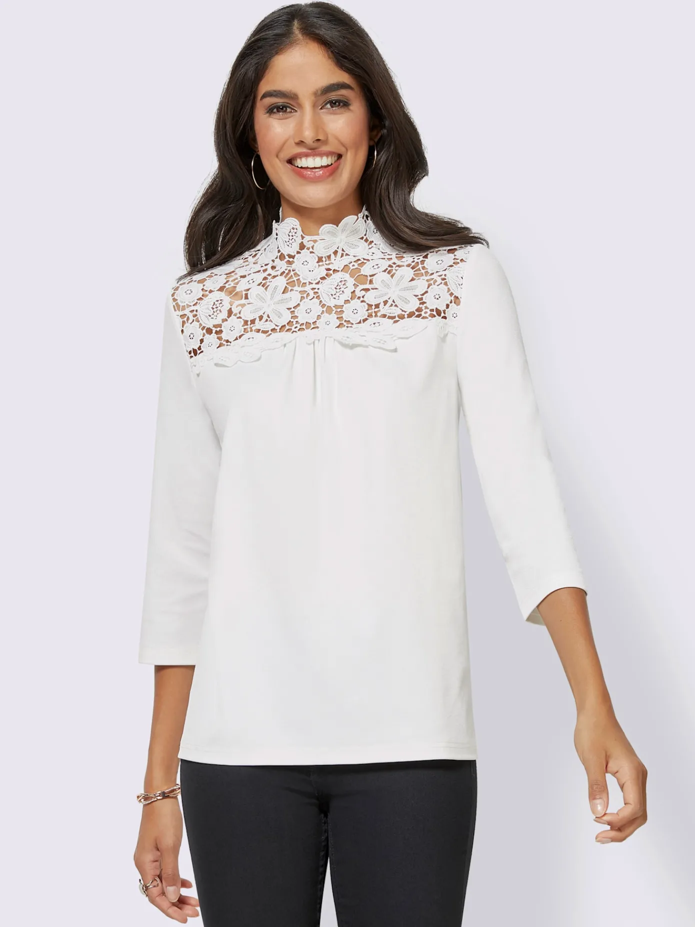 Alessa W. T-Shirts<T-shirt col montant orné dentelle florale brodée